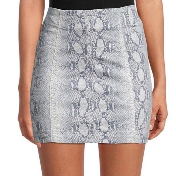 Free People Snake Print Mini Skirt,‎ Gray & White, Back Zipper, Size 6 - Picture 5 of 7